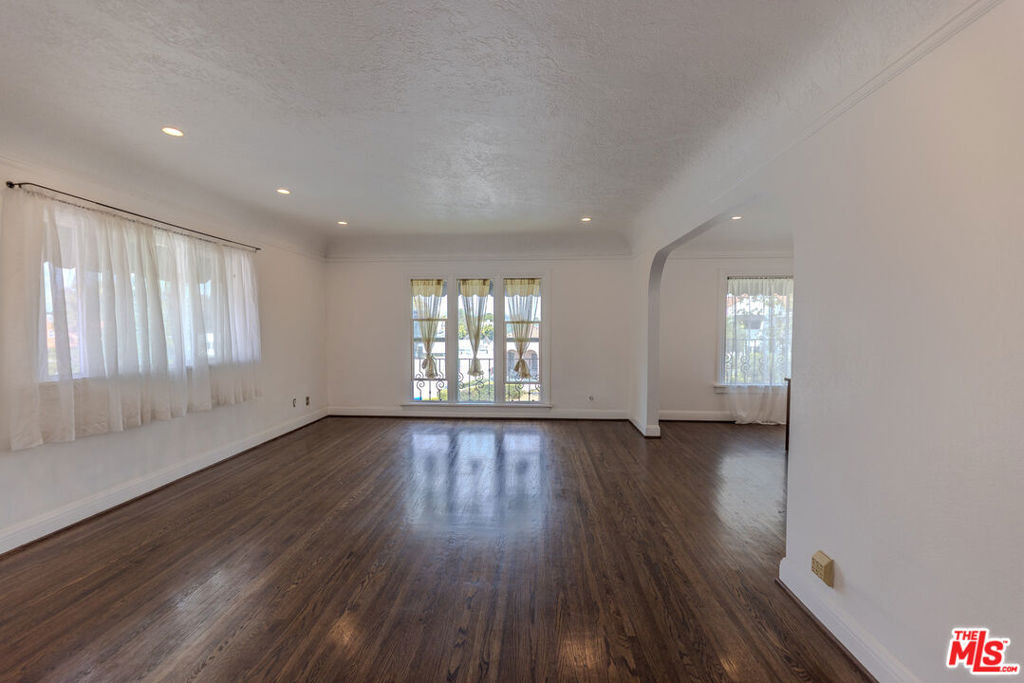 1067 S Sycamore Avenue - Photo 2