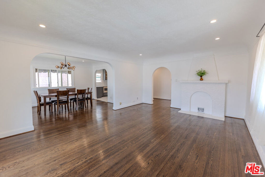 1067 S Sycamore Avenue - Photo 4