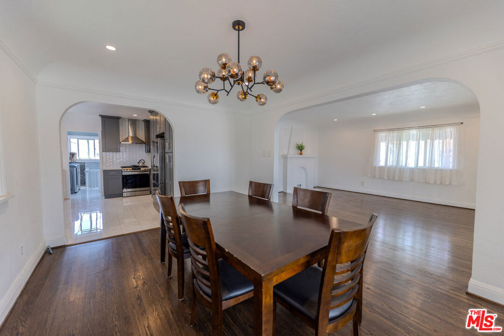 1067 S Sycamore Avenue - Photo 1