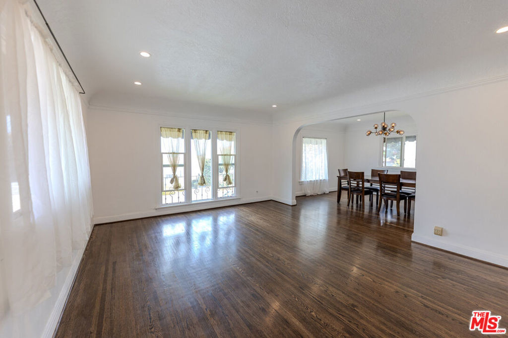 1067 S Sycamore Avenue - Photo 3