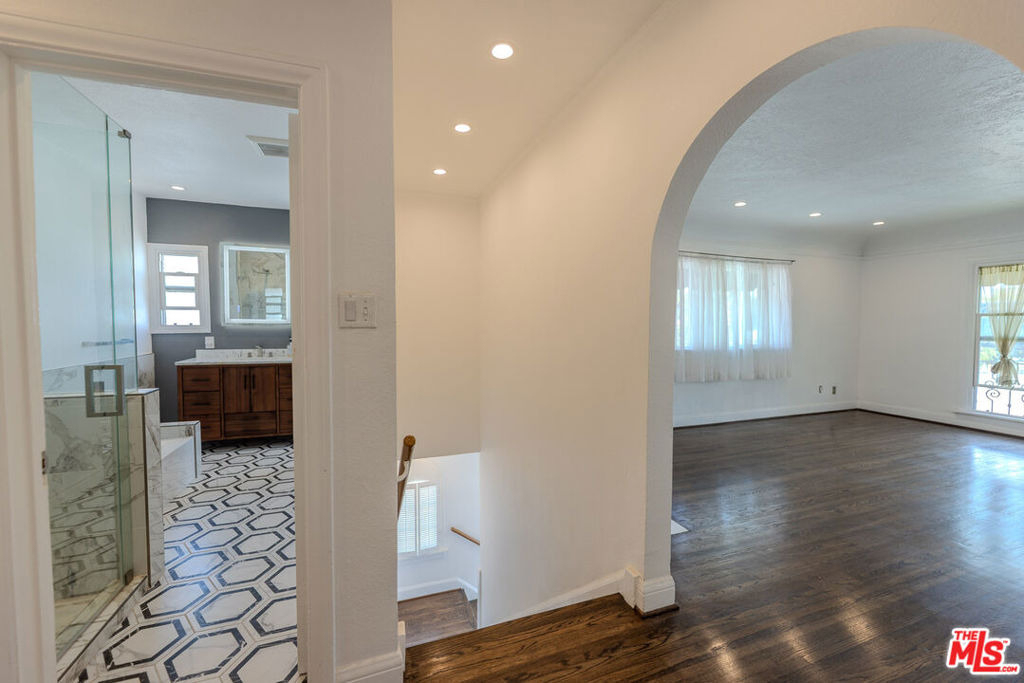 1067 S Sycamore Avenue - Photo 31