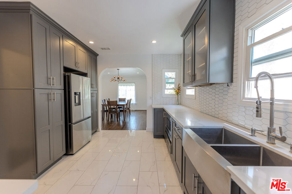 1067 S Sycamore Avenue - Photo 17