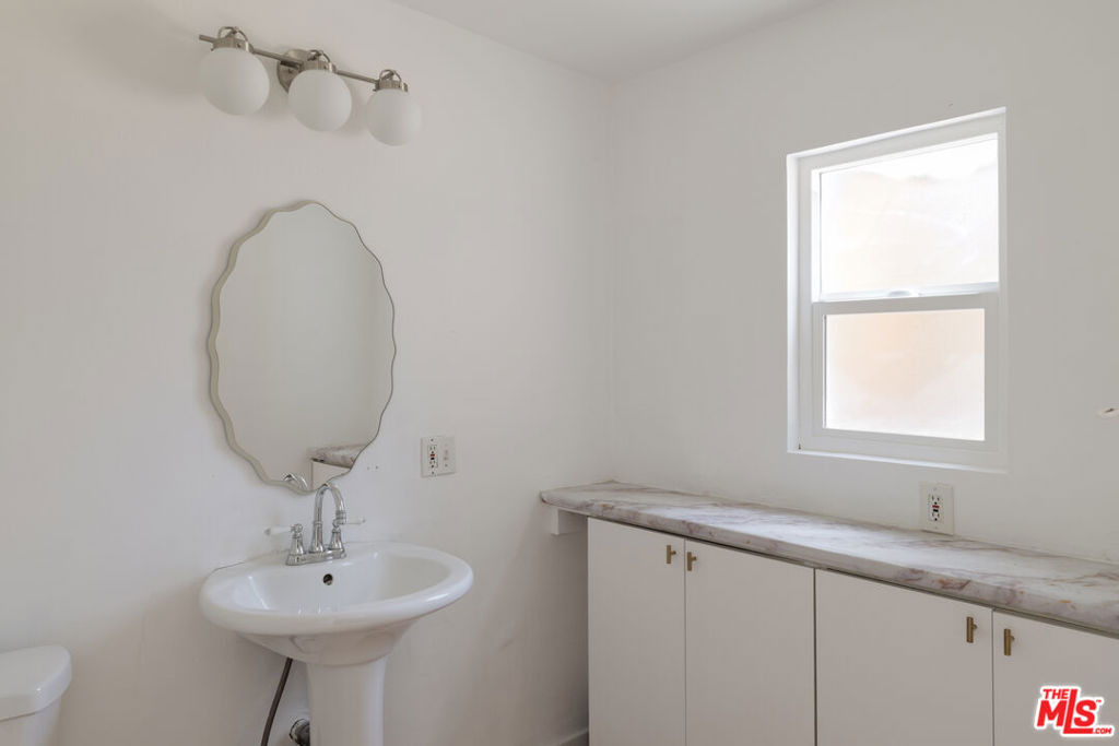 2120 N Cahuenga Boulevard - Photo 10