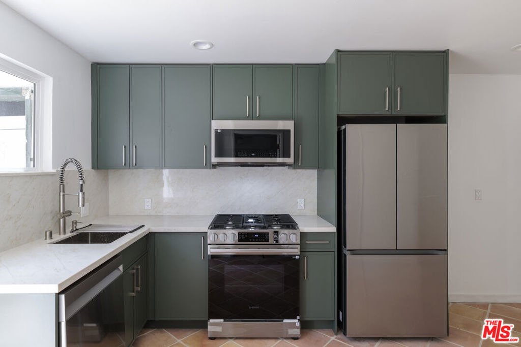 2120 N Cahuenga Boulevard - Photo 9