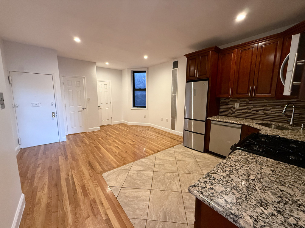 603 Gates Avenue - Photo 2