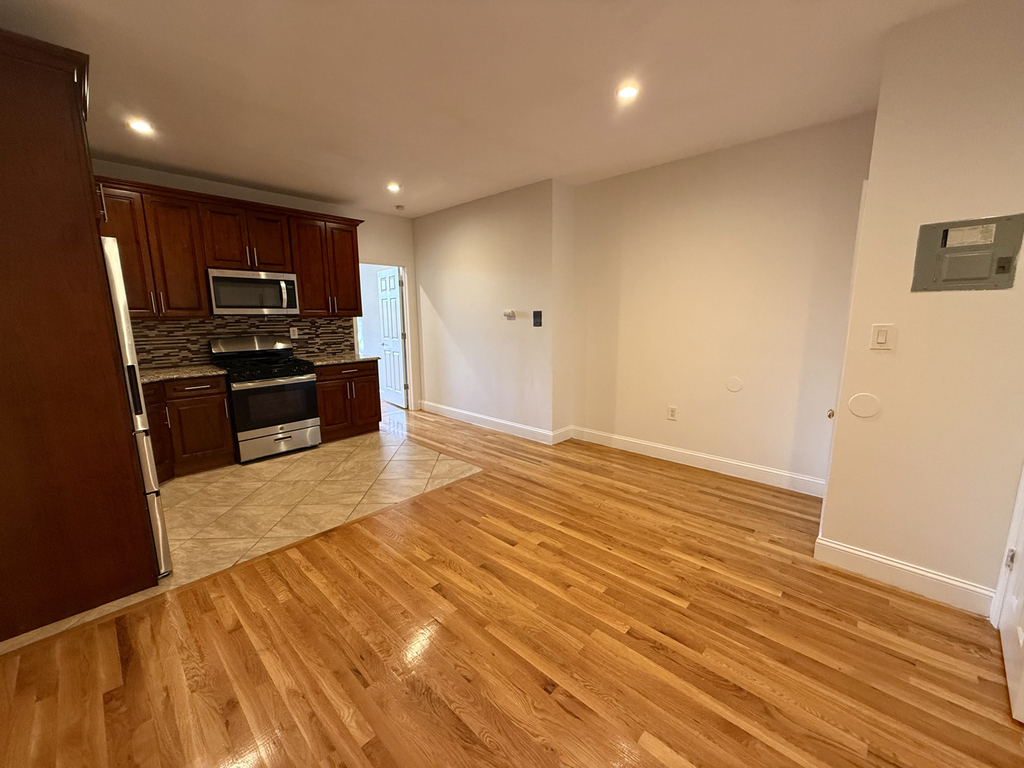 603 Gates Avenue - Photo 5