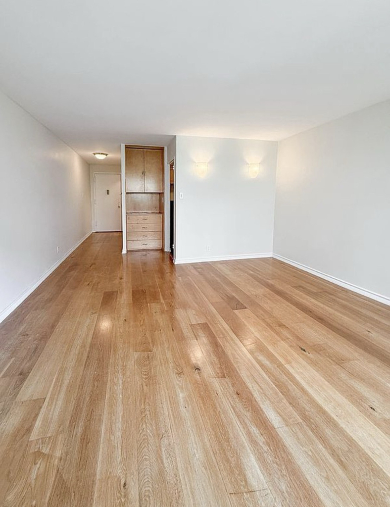 West 45th Street - Photo 1