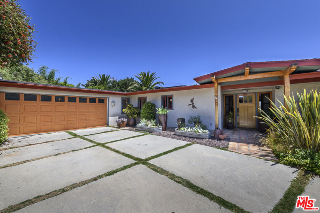 1090 El Medio Avenue - Photo 2