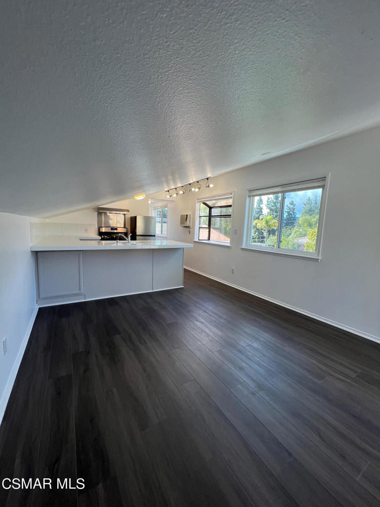 1415 Hillcrest Drive - Photo 3