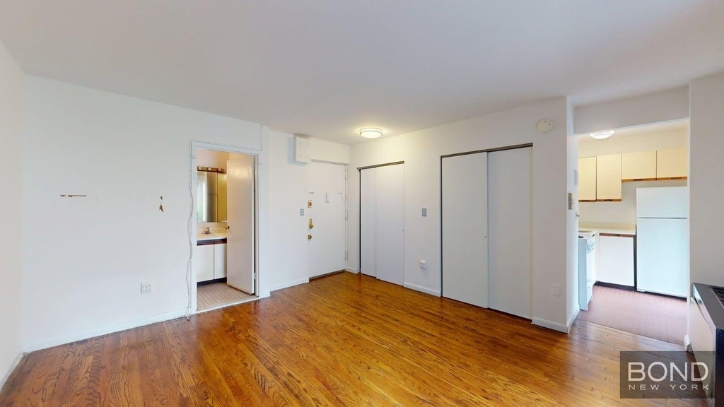 Second Avenue - Photo 1