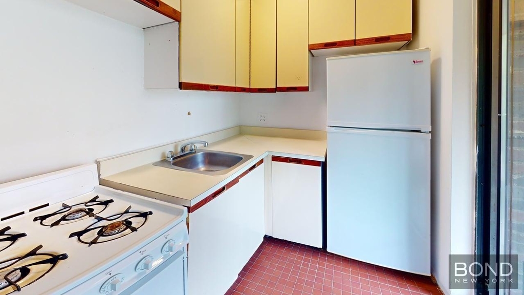 Second Avenue - Photo 11