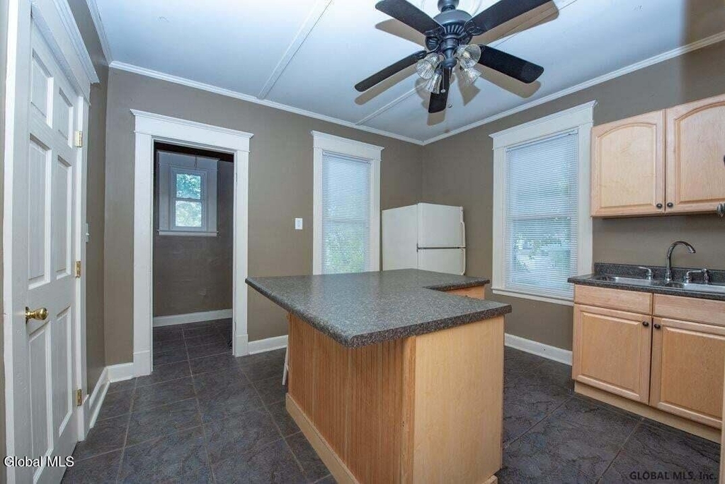1144 Glenwood Boulevard - Photo 2
