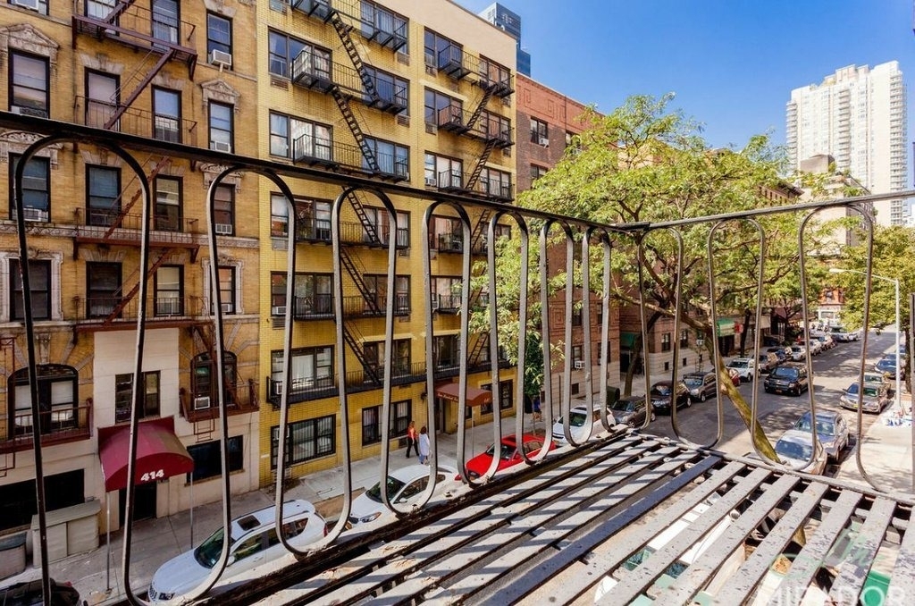 425 E 74th Street - Photo 3