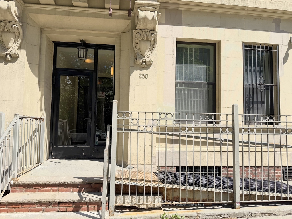 250 Manhattan Avenue - Photo 19