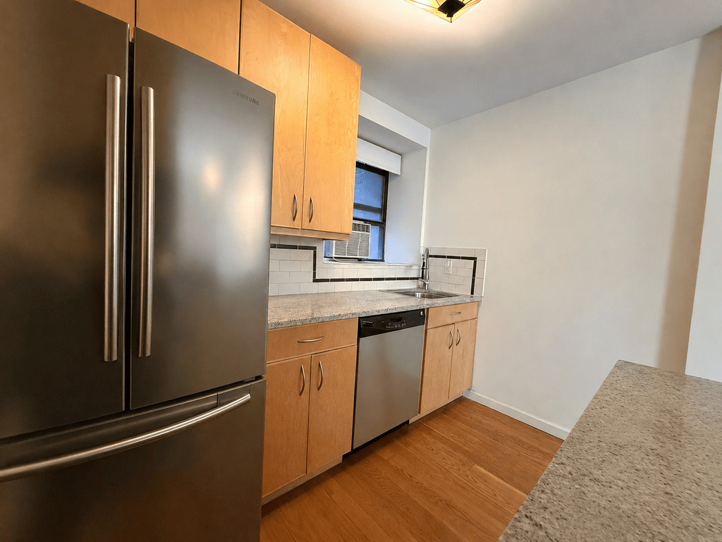250 Manhattan Avenue - Photo 2