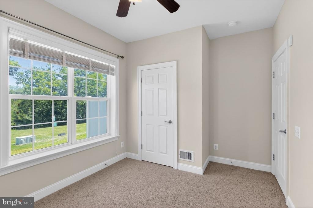 25450 Hopton House Terrace - Photo 11