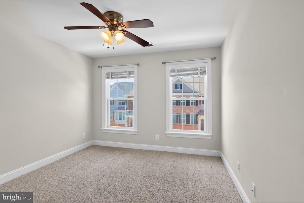 25450 Hopton House Terrace - Photo 18