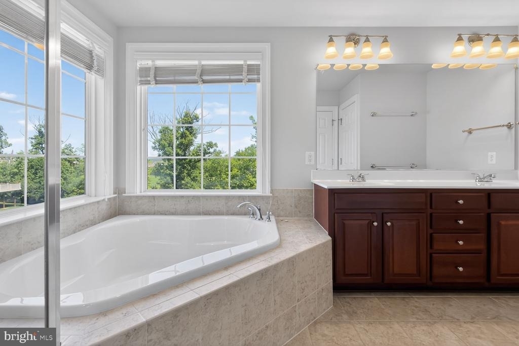 25450 Hopton House Terrace - Photo 20