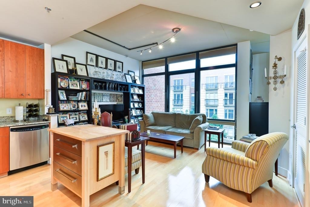 520 John Carlyle Street - Photo 0