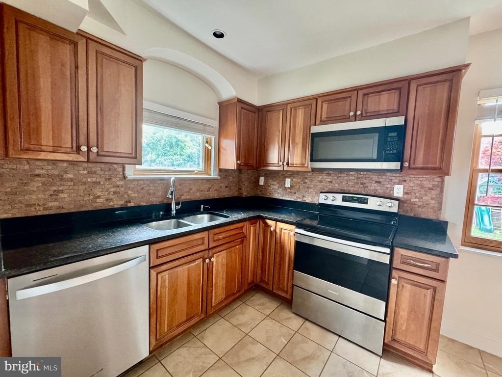 204 S Irving Street - Photo 5