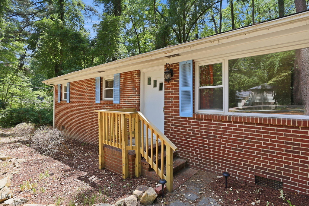 139 Windsor Circle - Photo 2