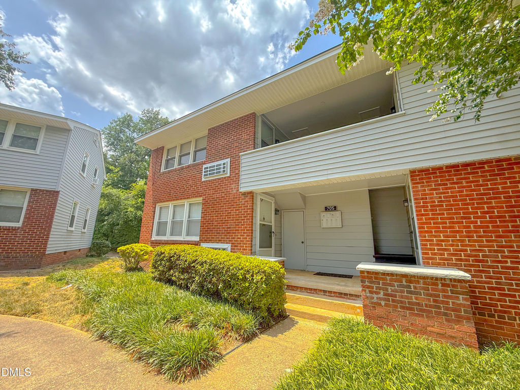 705 Daniels Street - Photo 0