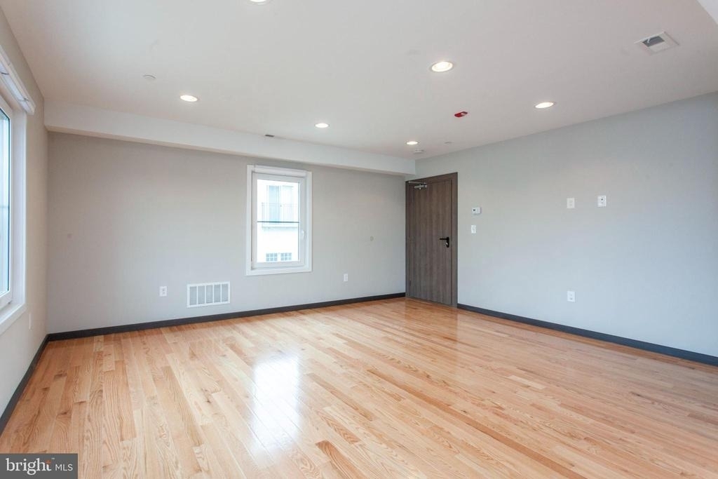 2553 Montrose Street - Photo 3