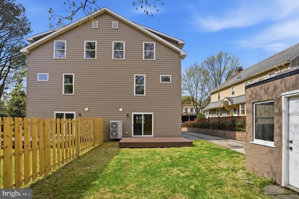 425 Grove Place - Photo 2