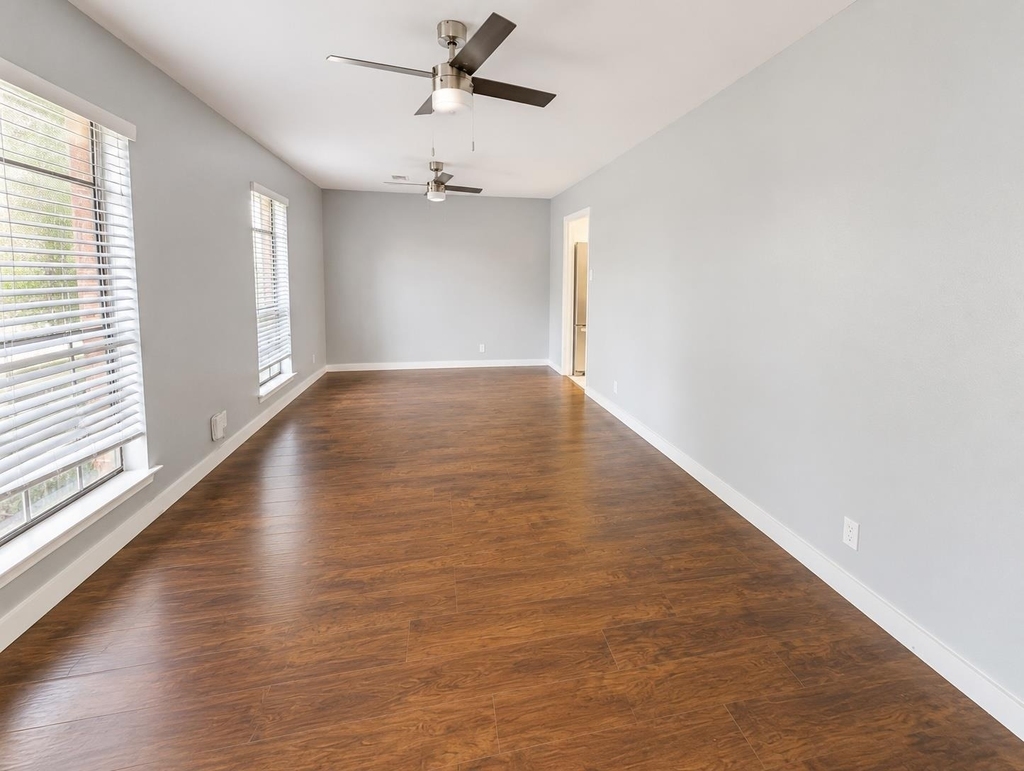 305 Starbright Dr - Photo 2