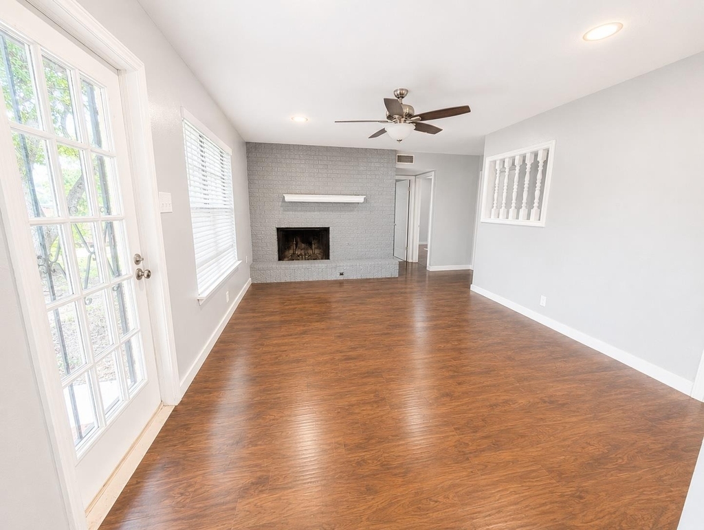 305 Starbright Dr - Photo 5