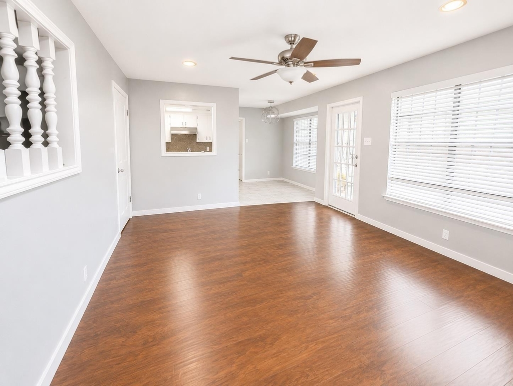 305 Starbright Dr - Photo 4