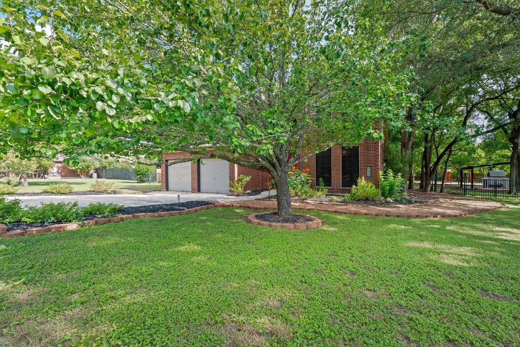 222 Primrose Dr - Photo 1