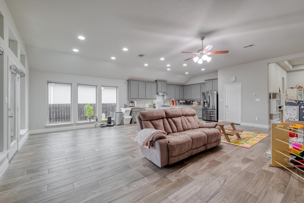 2424 Orchard Way - Photo 0