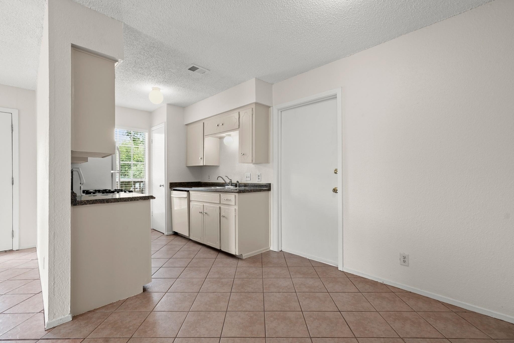 1404 Valleyridge Cir - Photo 8