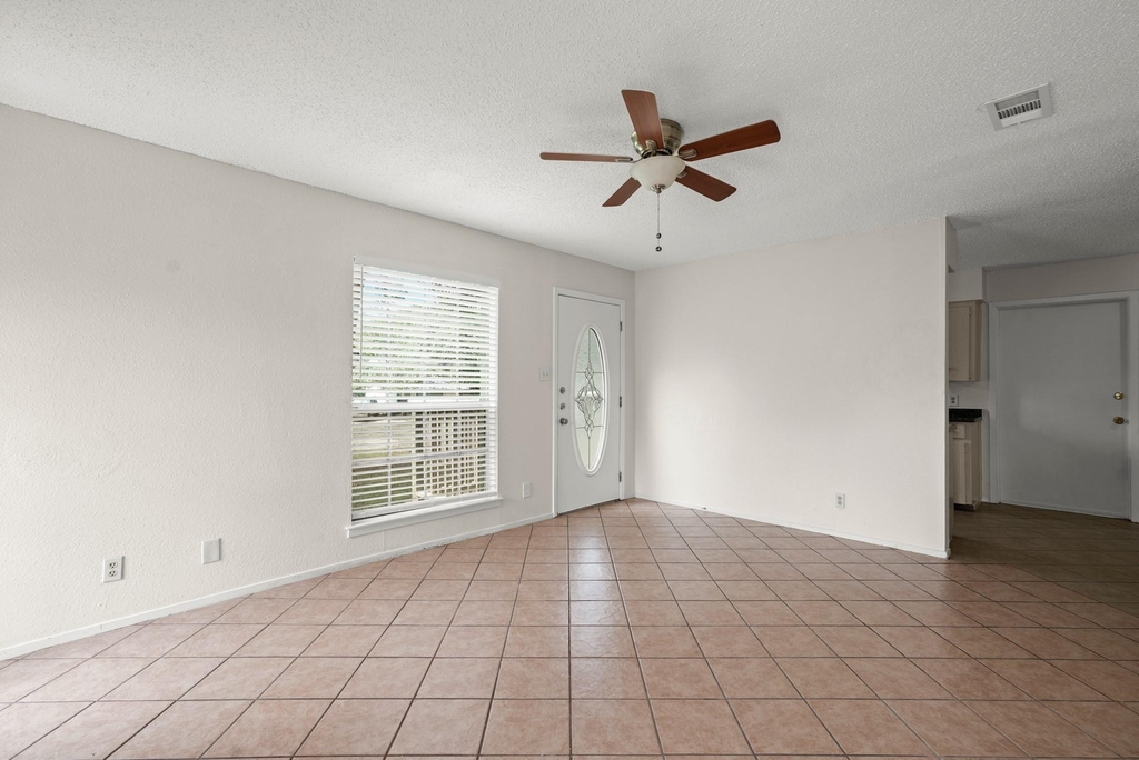 1404 Valleyridge Cir - Photo 5