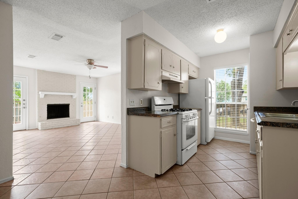 1404 Valleyridge Cir - Photo 1