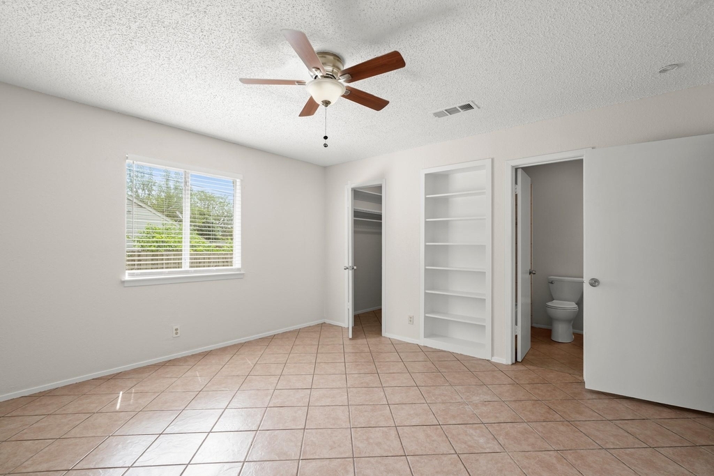 1404 Valleyridge Cir - Photo 2