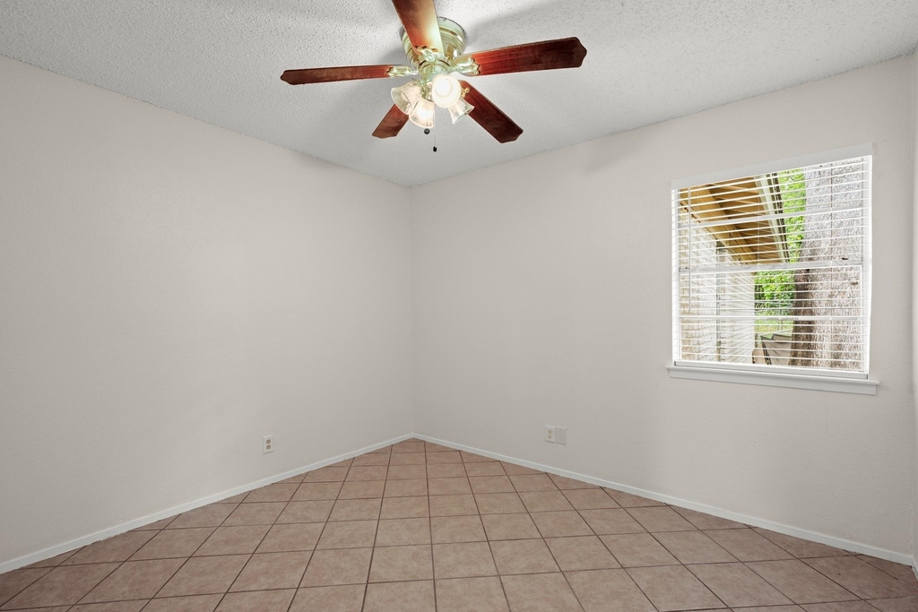 1404 Valleyridge Cir - Photo 10