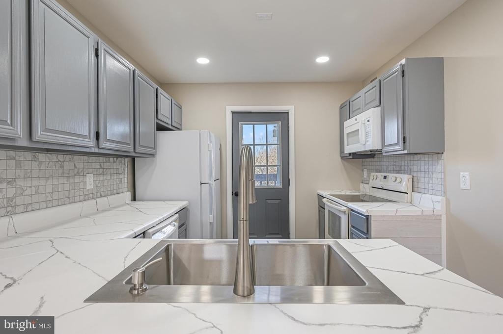 102 N Caroline Place - Photo 4