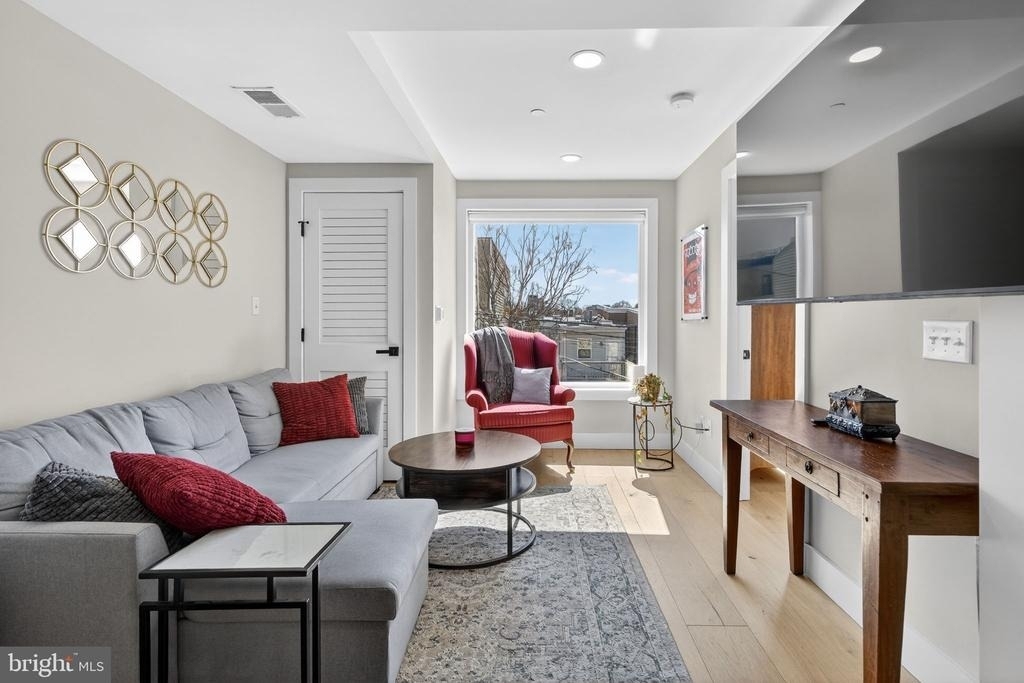 919 12th Street Ne - Photo 0