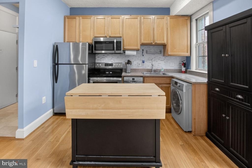 1401 Columbia Road Nw - Photo 2