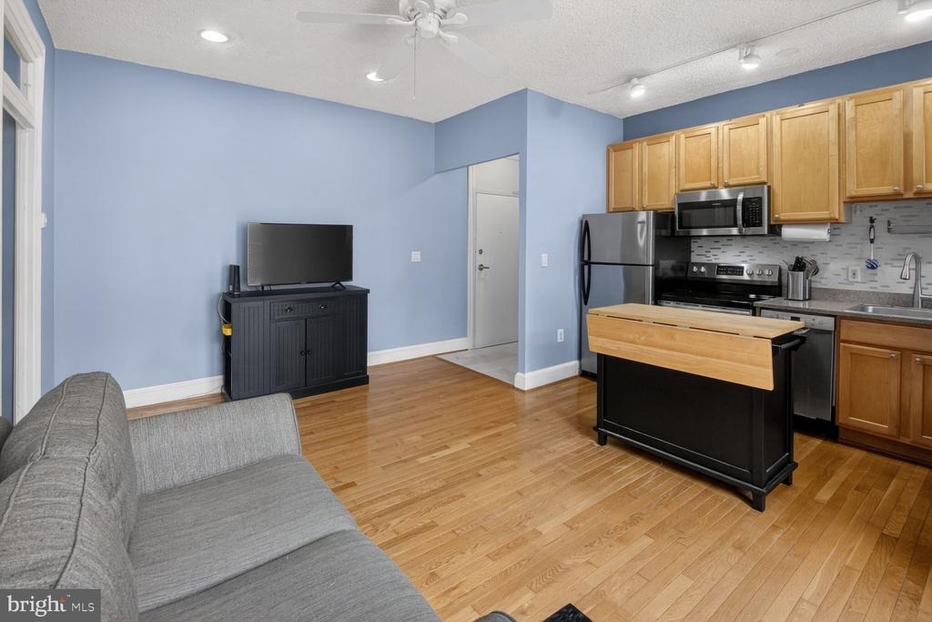 1401 Columbia Road Nw - Photo 4