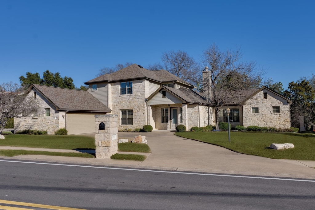 132 Lakeway Dr - Photo 0