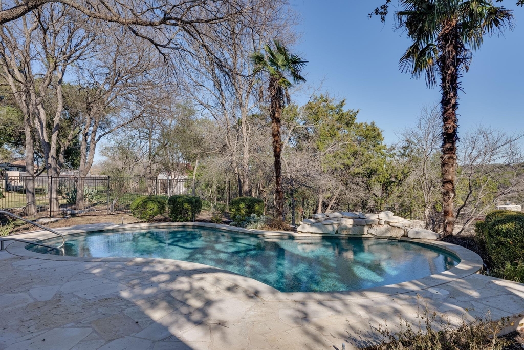 132 Lakeway Dr - Photo 2