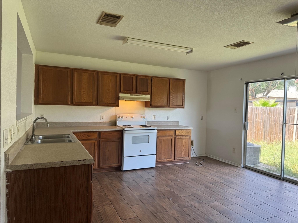 13524 Coomes Dr - Photo 2