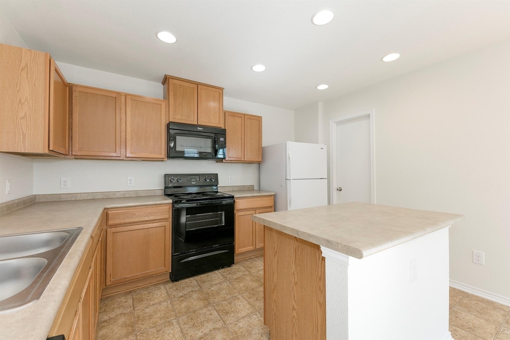 1141 Renaissance Trl - Photo 4