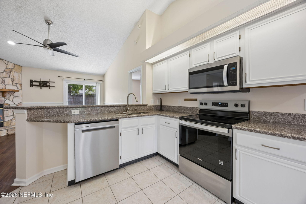 8362 Rockridge Drive - Photo 6