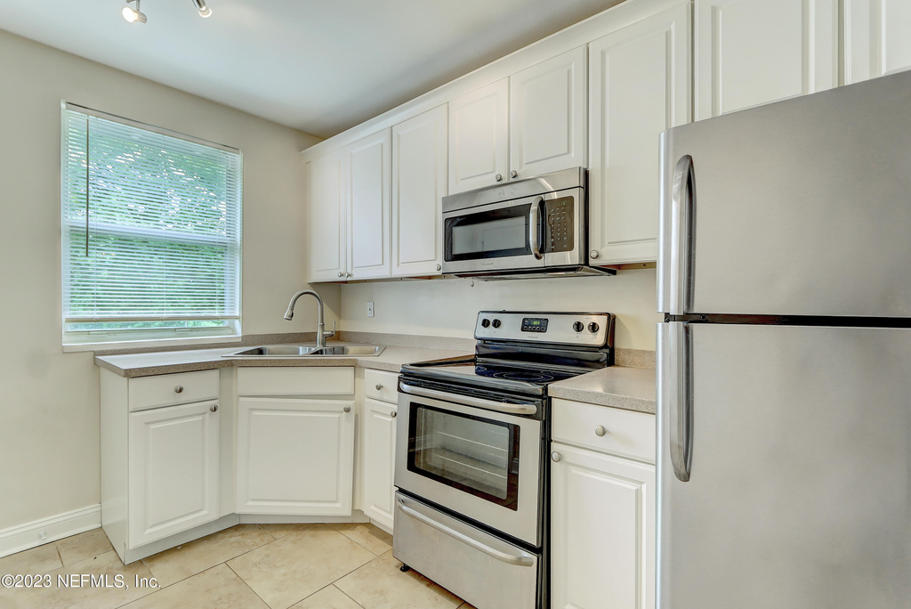 2358 Herschel Street - Photo 11