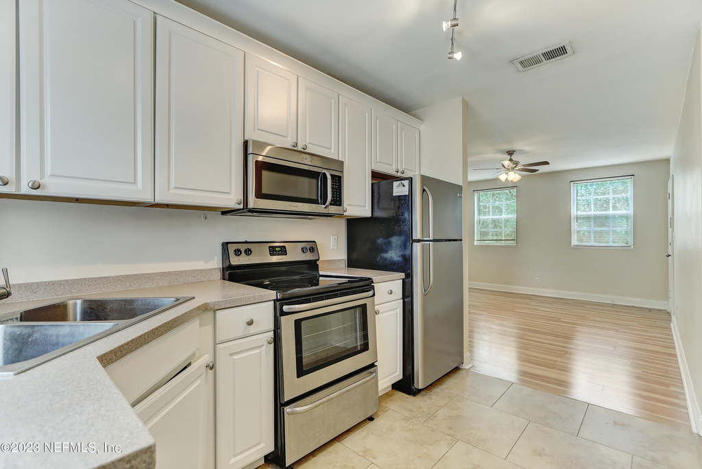 2358 Herschel Street - Photo 10
