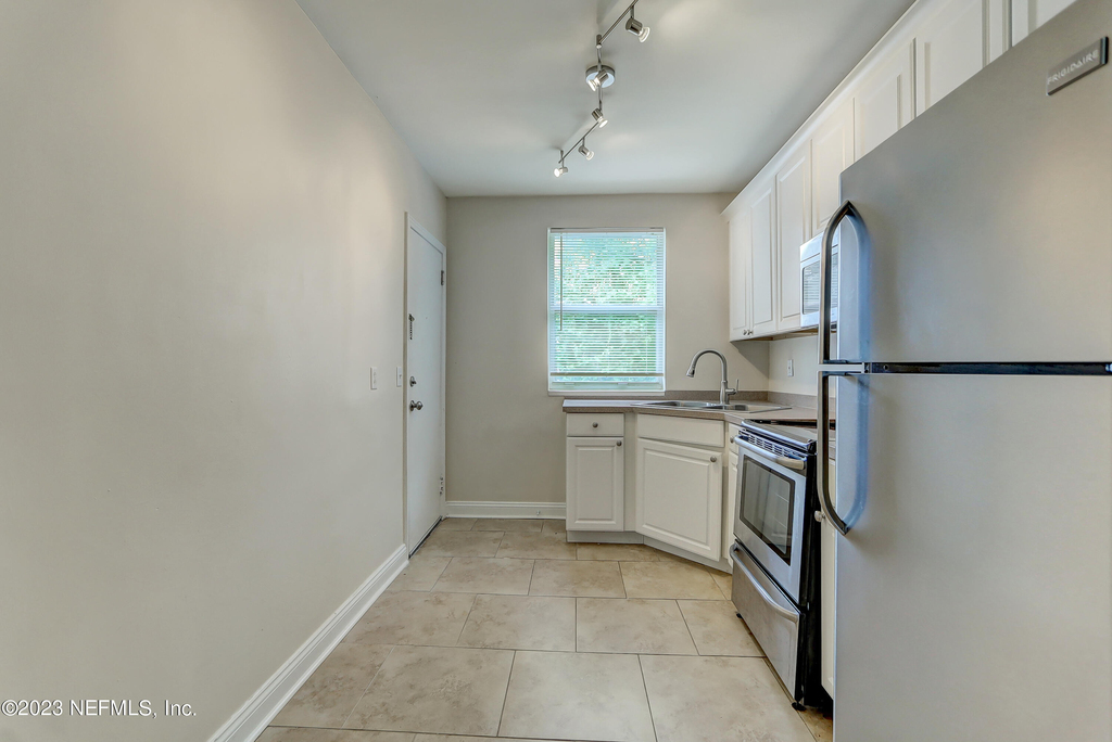 2358 Herschel Street - Photo 8
